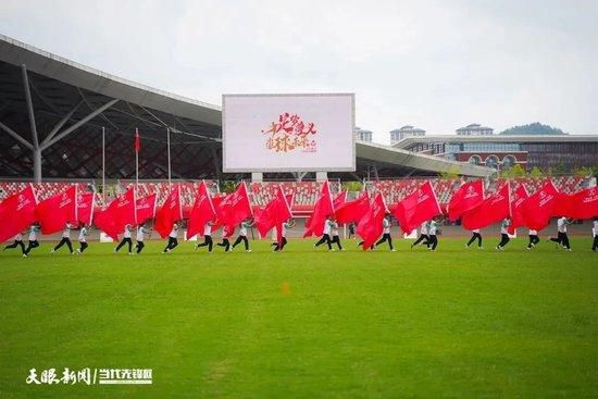 为了能将这场;英雄救美戏份拍好，导演想多拍几次沈腾跳入水中的镜头